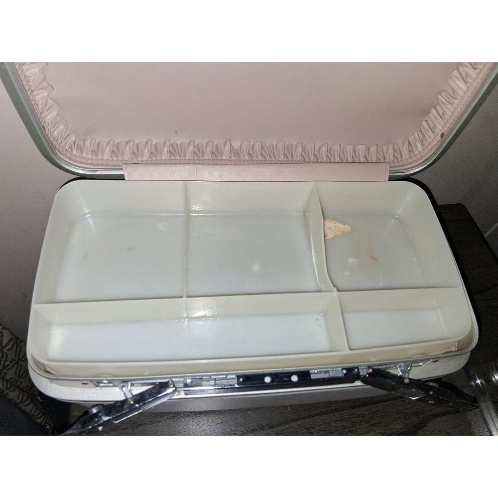 Vintage Samsonite Silhouette Train Case White Cosmetic Luggage Tray & Key